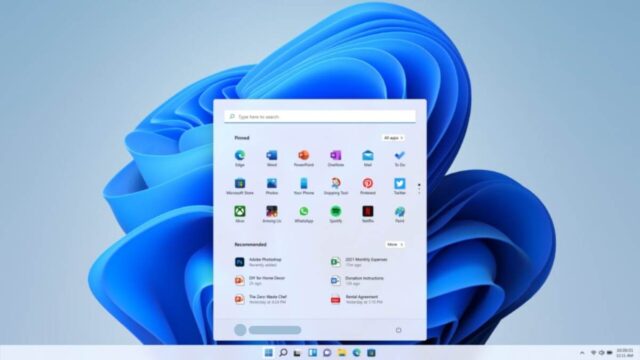 Giao diện Desktop Windows 11 với thanh Taskbar căn giữa và trợ lý ảo Copilot AI đang hoạt động.